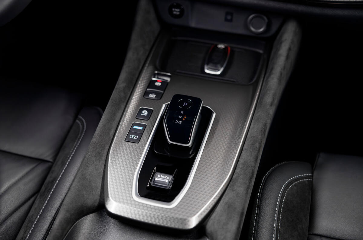 Nissan Qashqai facelift detail gear selector Nissan Qashqai facelift detail gear selector