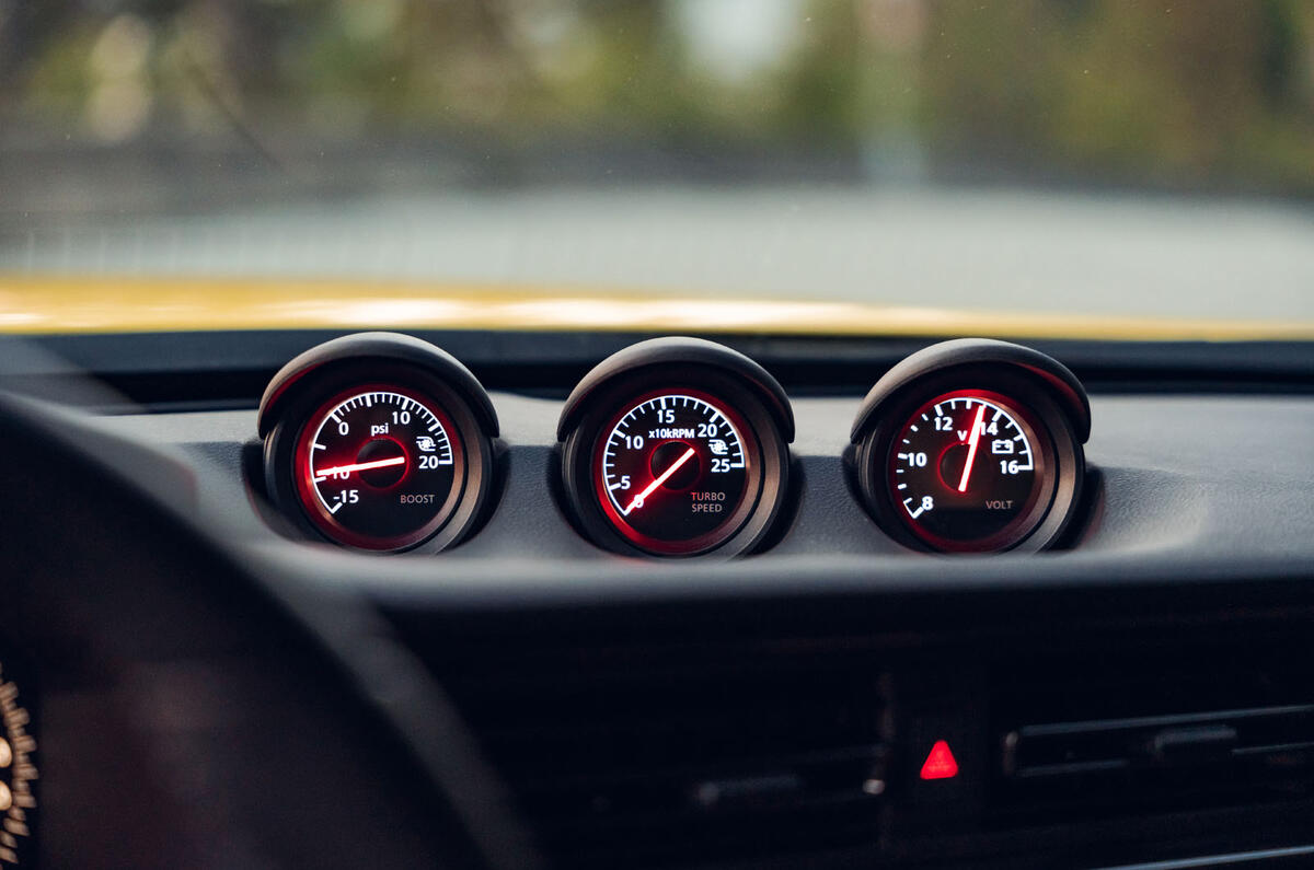 Nissan Z dials Nissan Z dials