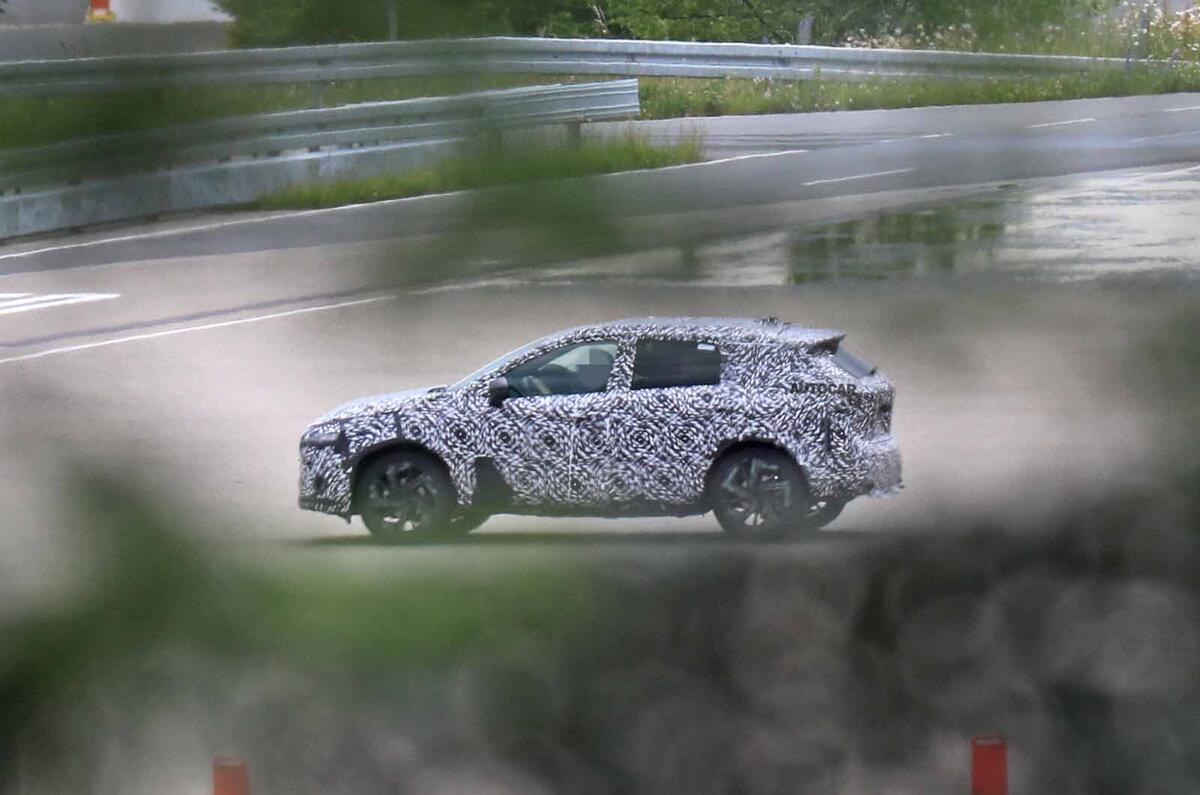 Nissan Qashqai spyshot side far Nissan Qashqai spyshot side far