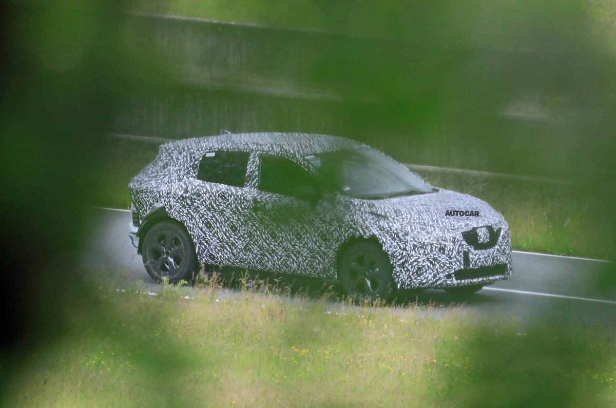 Nissan Qashqai spyshot side front Nissan Qashqai spyshot side front