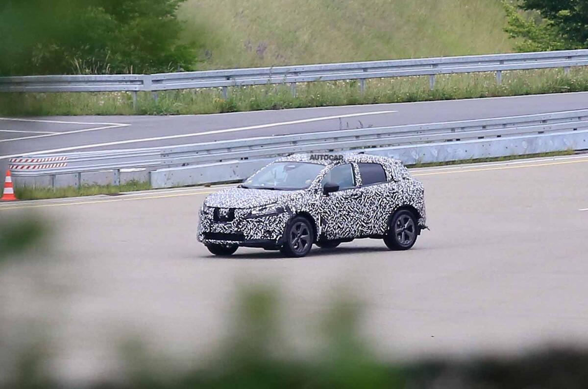 Nissan Qashqai spyshot front side Nissan Qashqai spyshot front side
