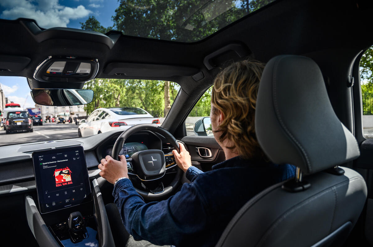 2020 Polestar 2 vs Tesla Model 3 - driving 2020 Polestar 2 vs Tesla Model 3 - driving