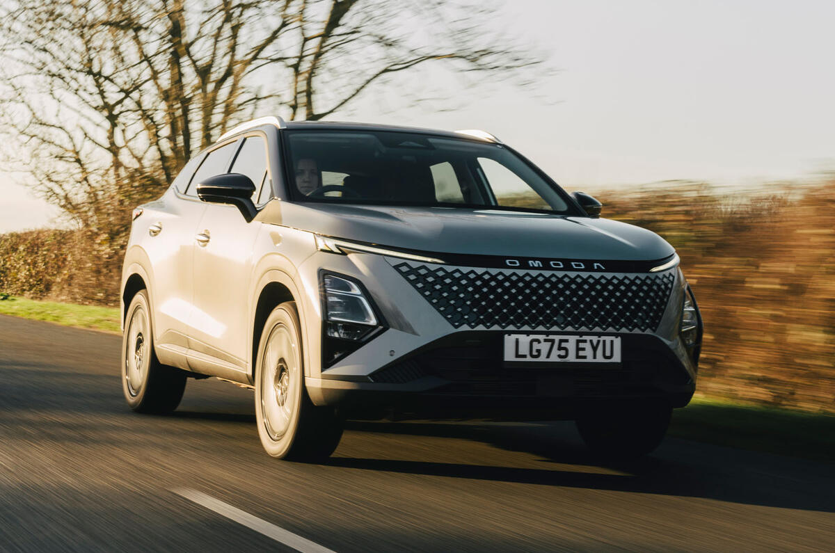 Omoda 5 hybrid front quarter tracking