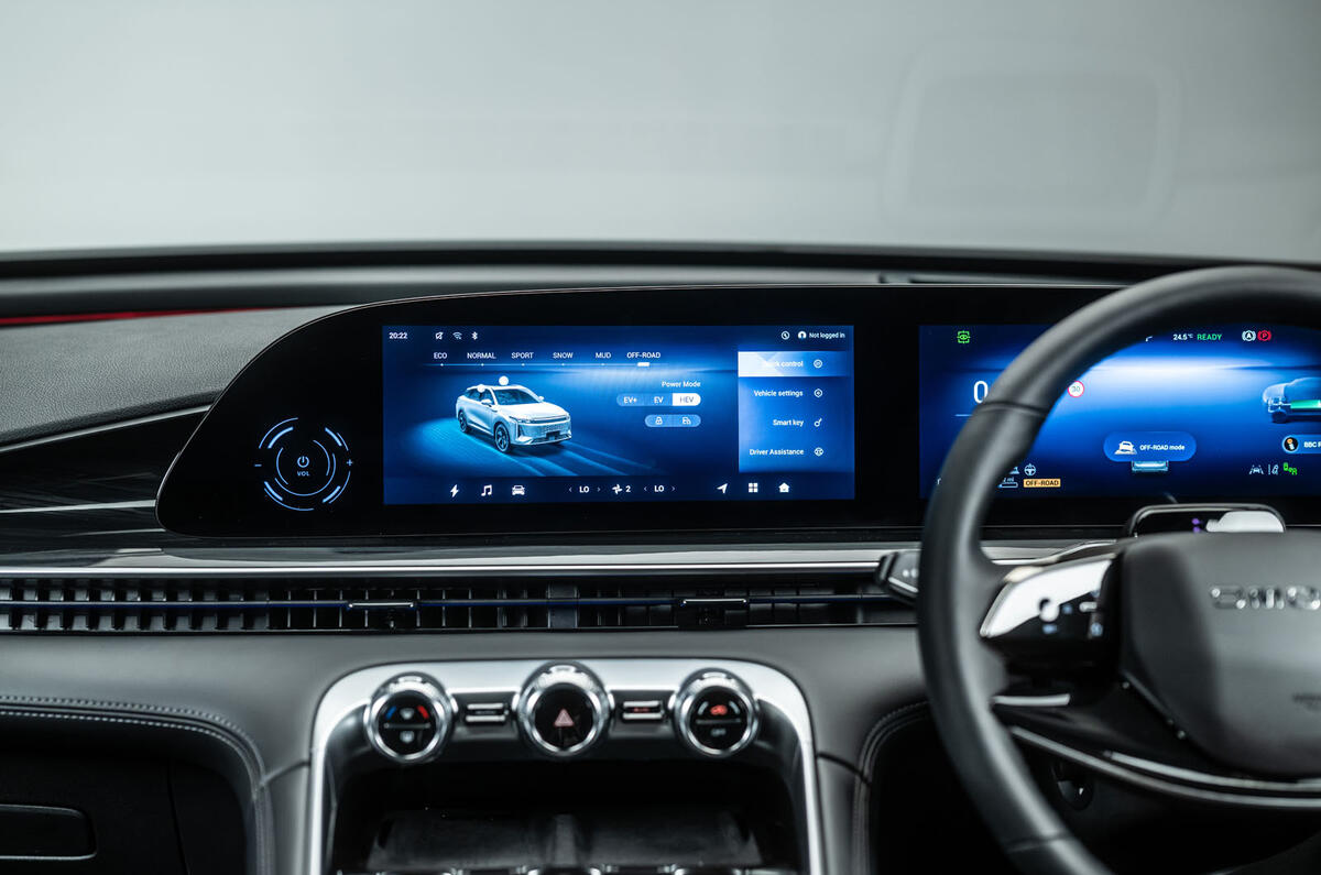 Omoda 9 dashboard close Omoda 9 dashboard close