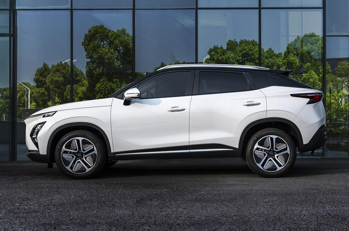 Omoda 5 EV side Omoda 5 EV side