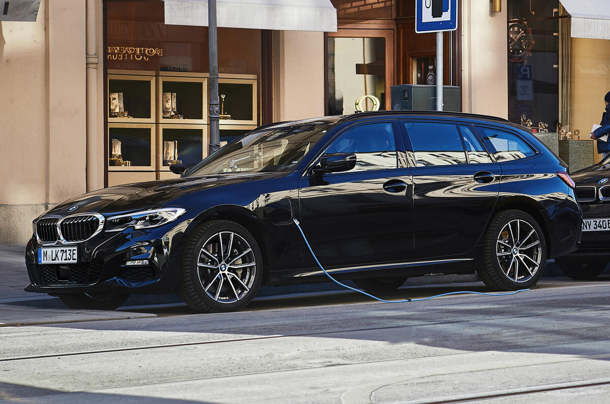 2020 BMW 330e Touring - charging