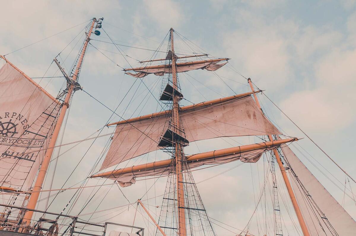 Pelican of London mast