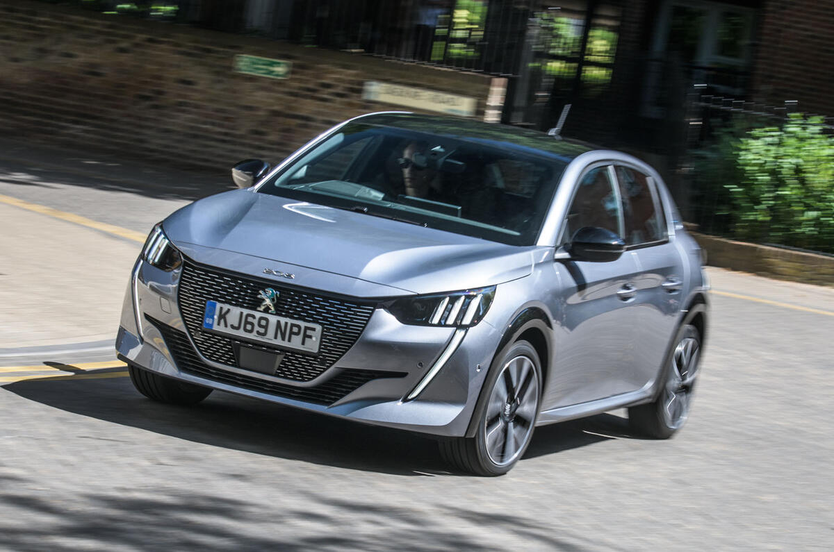 Peugeot e 208 front quarter tracking 2020