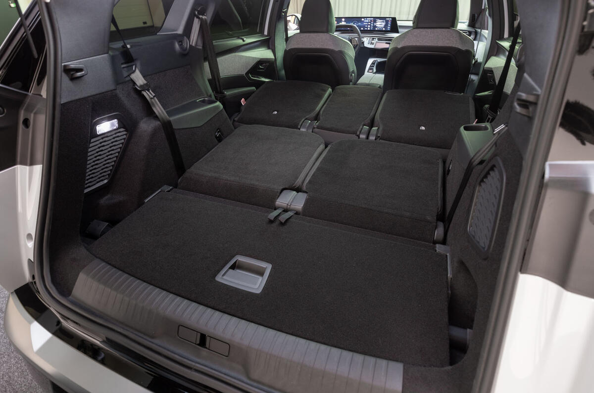 Peugeot e 5008 interior seats flat Peugeot e 5008 interior seats flat