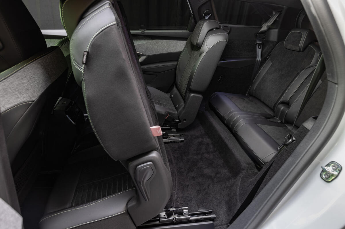 Peugeot e 5008 rear seat access Peugeot e 5008 rear seat access