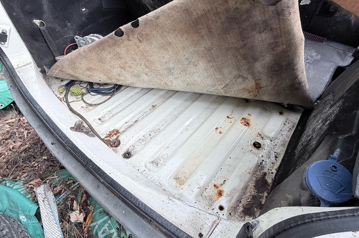 Peugeot 205 boot