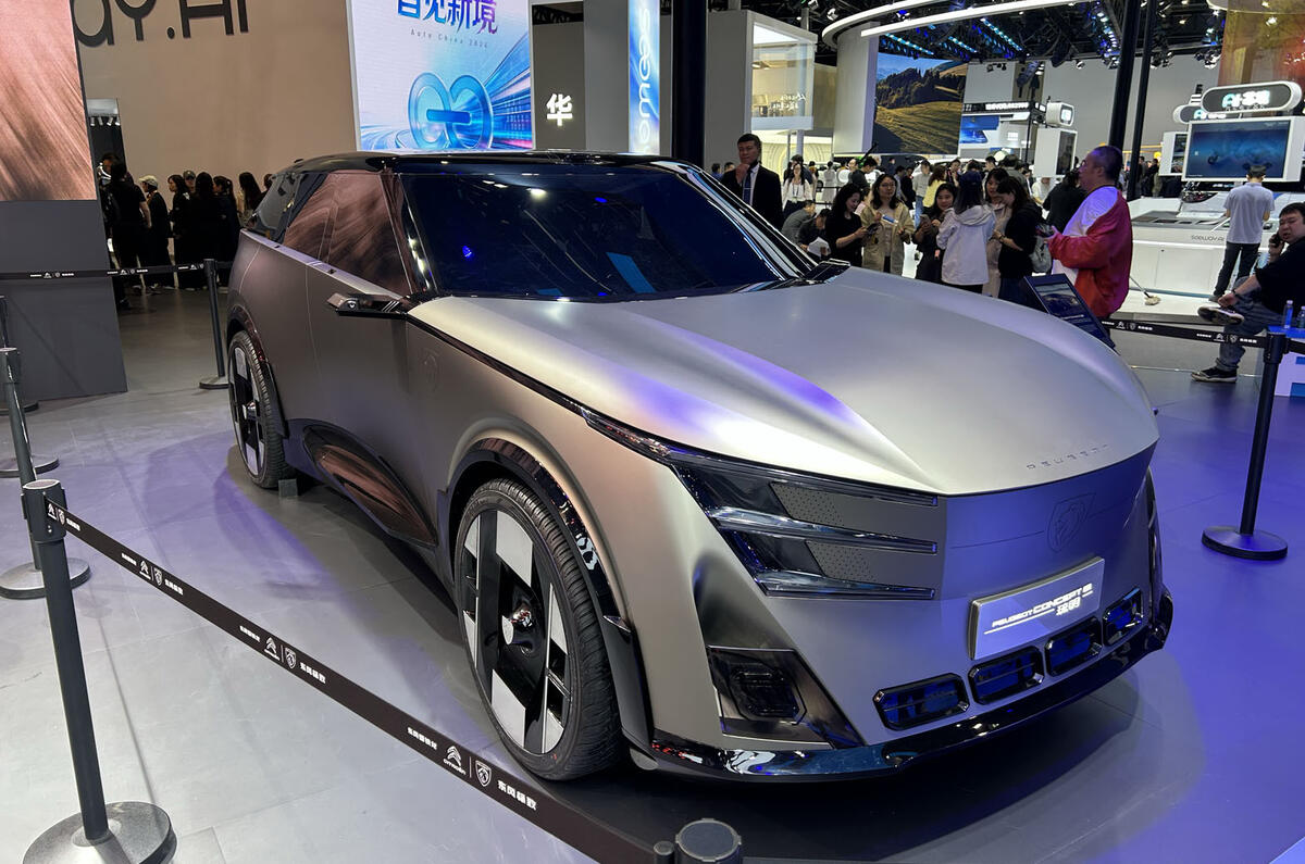 Peugeot Concept 8 SUV front 3 .HEIC