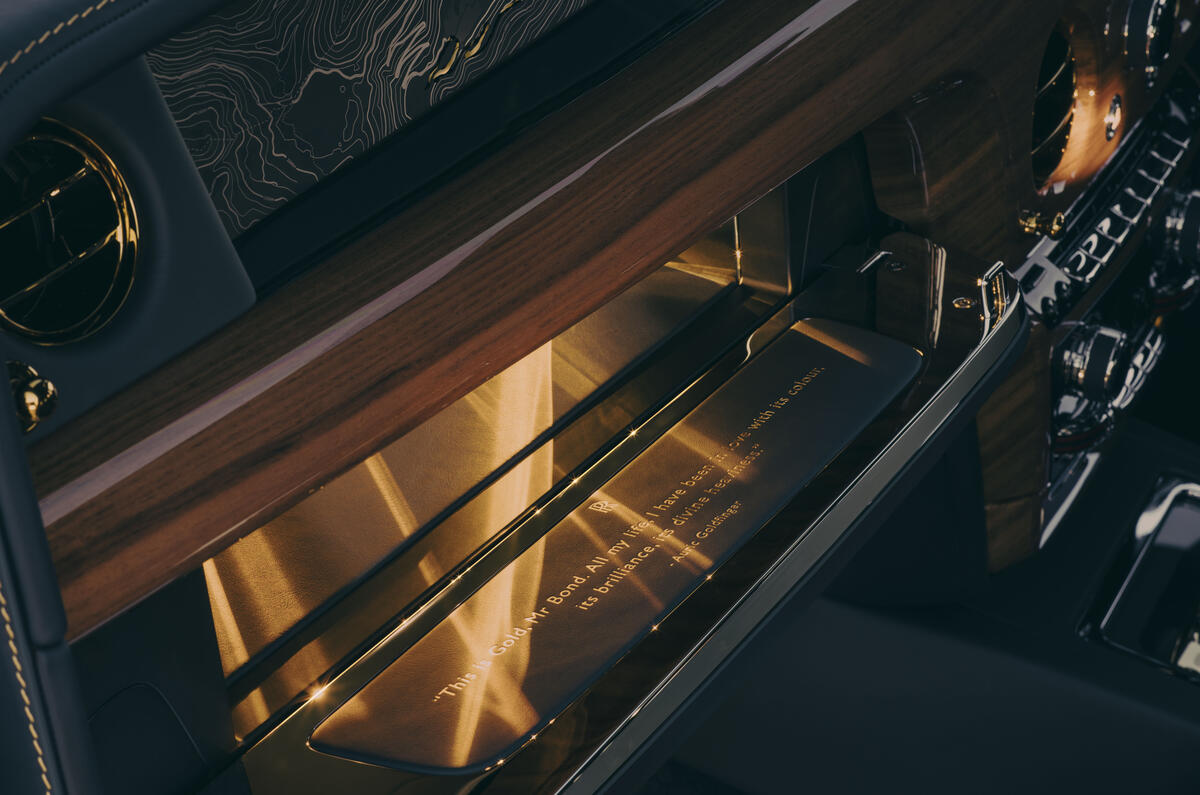 Phantom Goldfinger   Glove box Phantom Goldfinger   Glove box