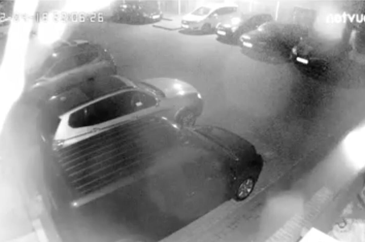 Pic 1 Thief approaches from right Pic 1 Thief approaches from right