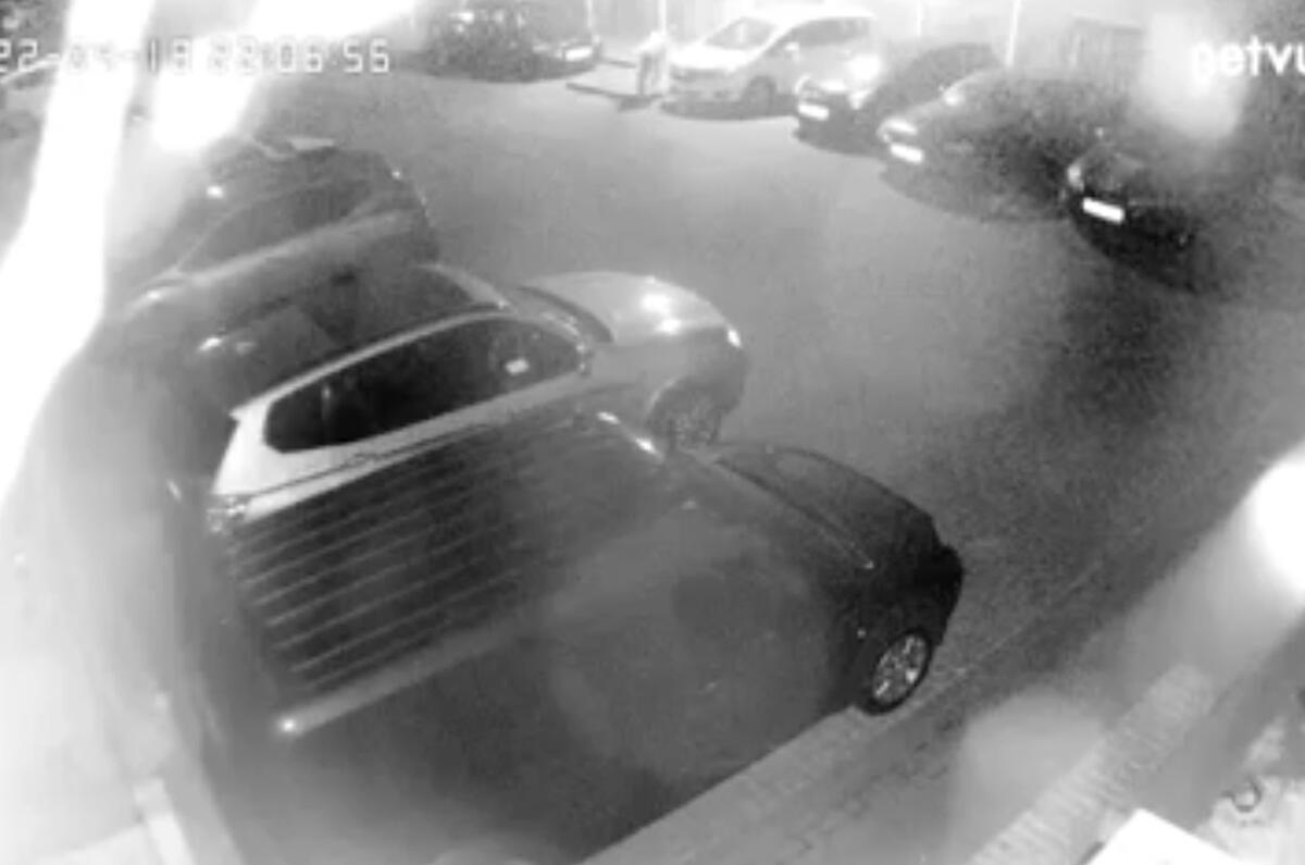 Pic 3 Thief leaves Pic 3 Thief leaves