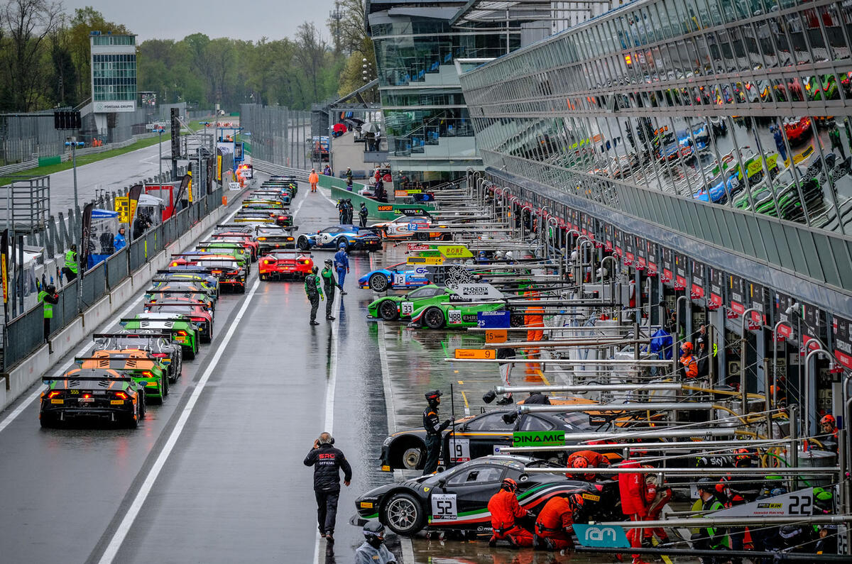 Porsche 911 GT3 R pit lane