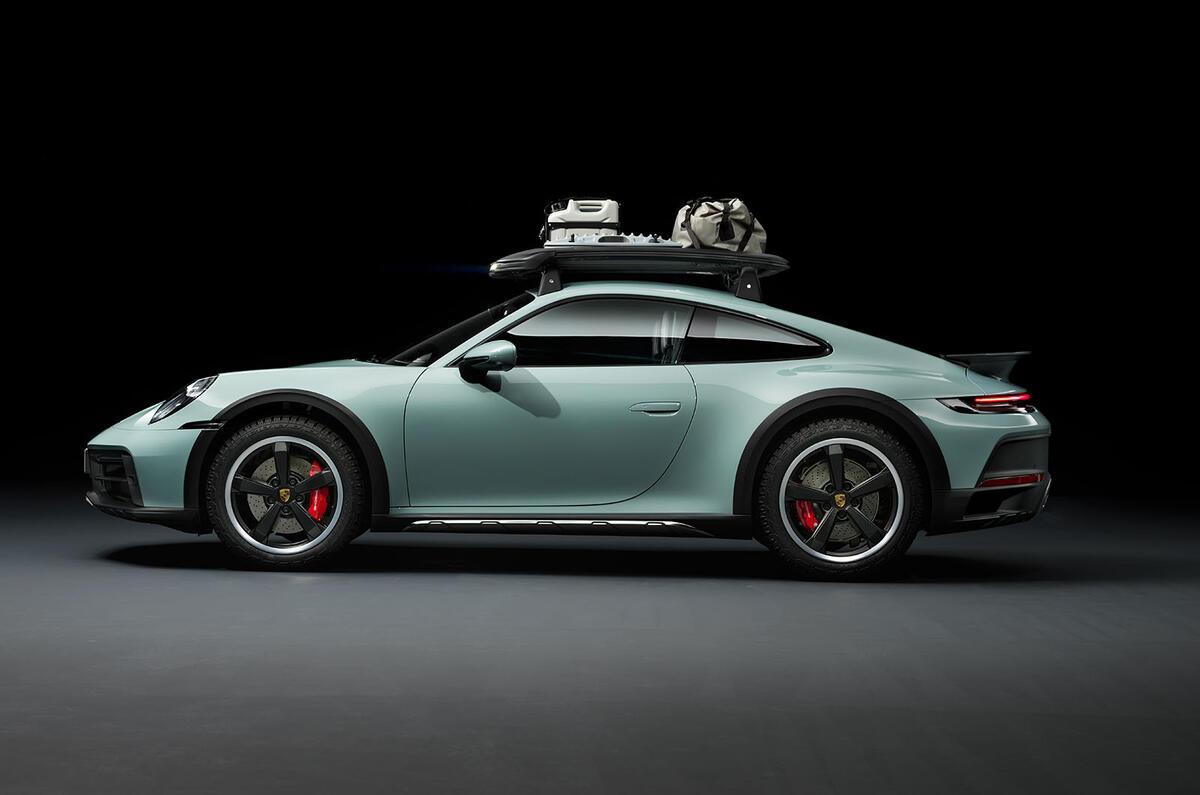 Porsche 911 Dakar green side Porsche 911 Dakar green side