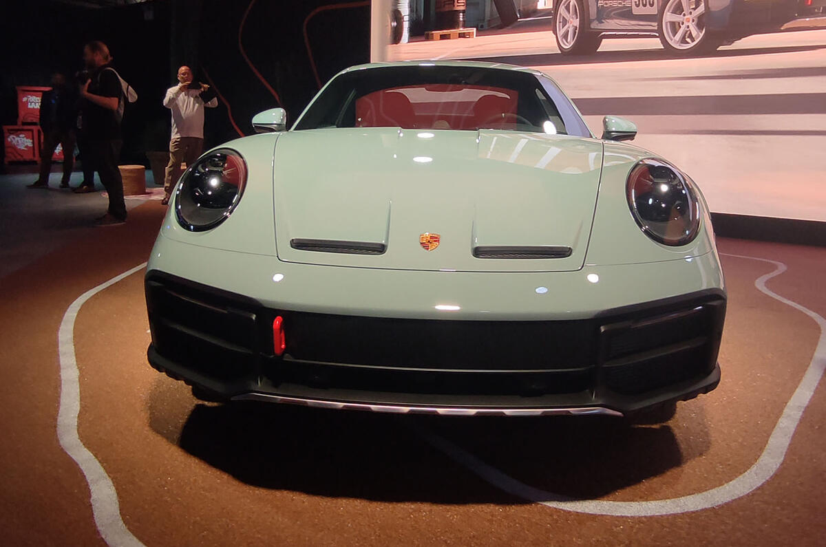 Porsche 911 dakar on show at los angeles front 2 Porsche 911 dakar on show at los angeles front 2
