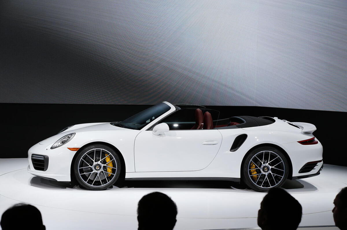 Facelifted Porsche 911 Turbo and Turbo S