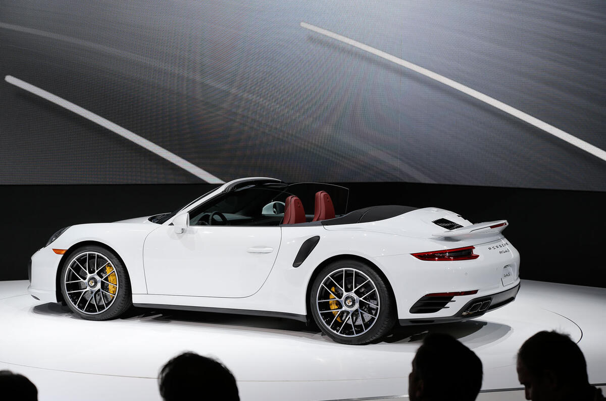 Facelifted Porsche 911 Turbo and Turbo S