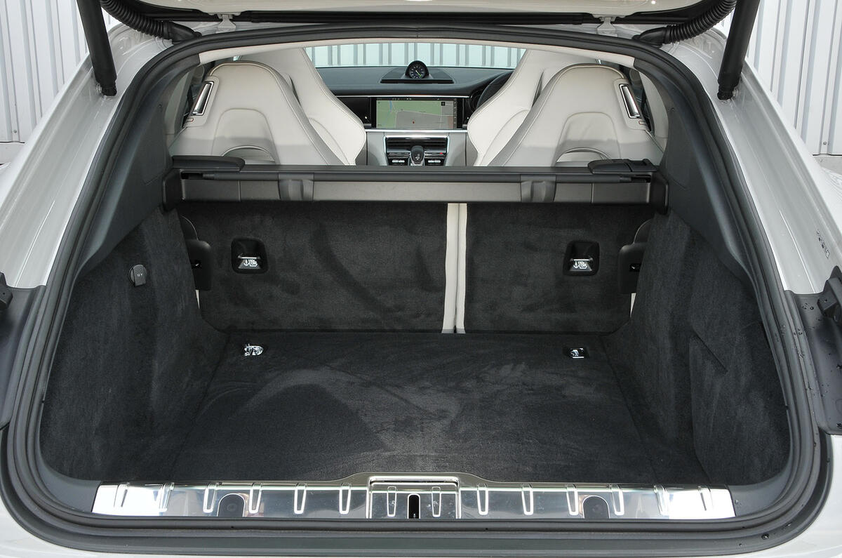 Porsche Panamera 4 Hybrid boot Porsche Panamera 4 Hybrid boot