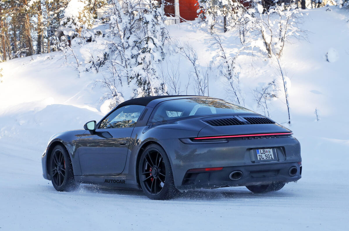 Porsche 992 GTS targa 11