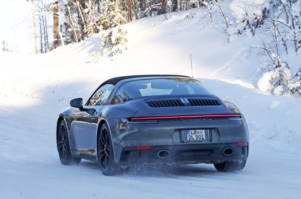 Porsche 992 GTS targa 13