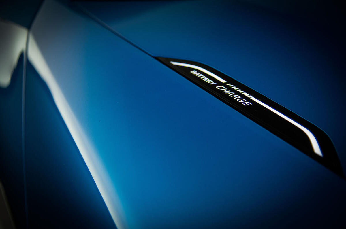 Peugeot Instinct concept battery indicator
