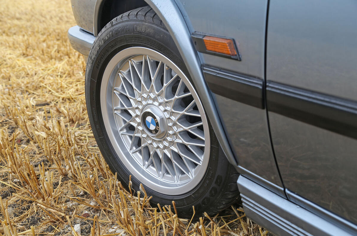 BMW M5 E28