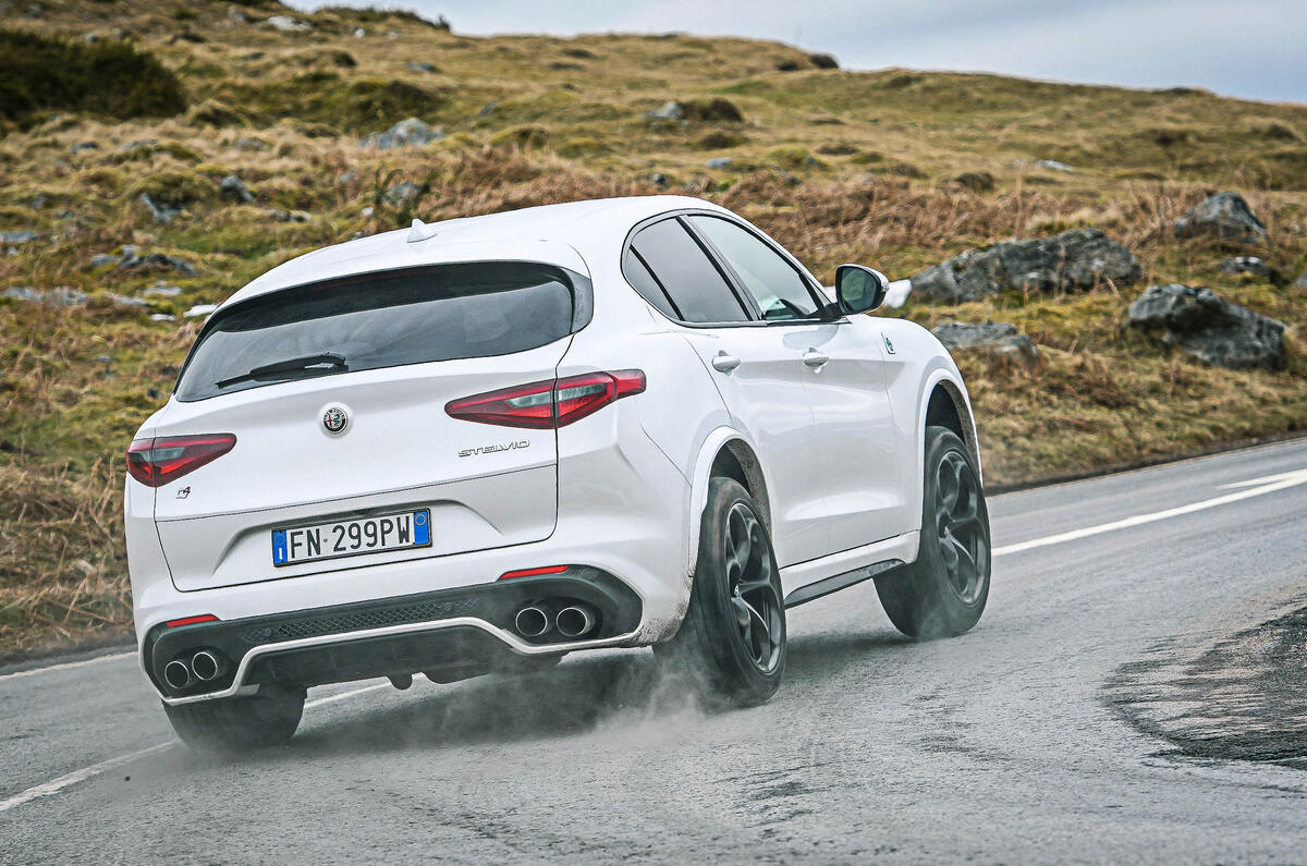 Alfa Romeo Stelvio vs Porsche Macan
