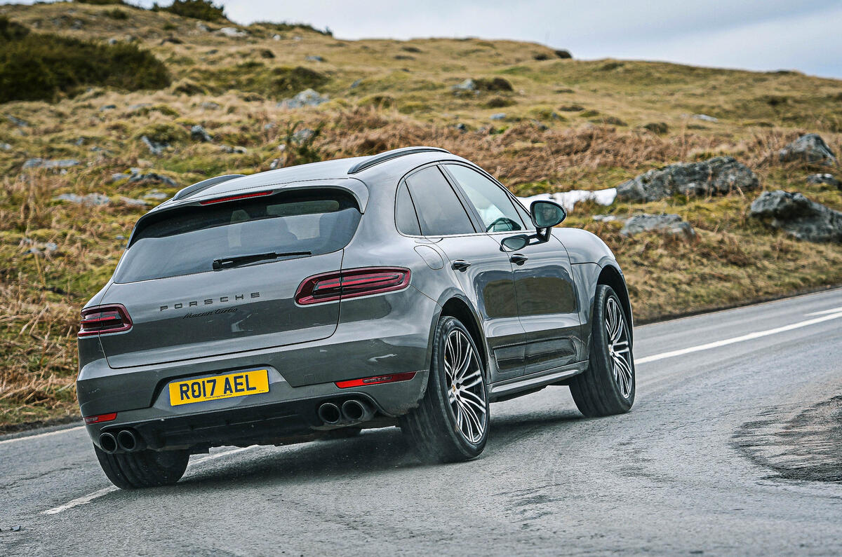 Alfa Romeo Stelvio vs Porsche Macan