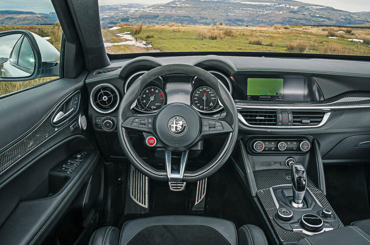 Alfa Romeo Stelvio vs Porsche Macan