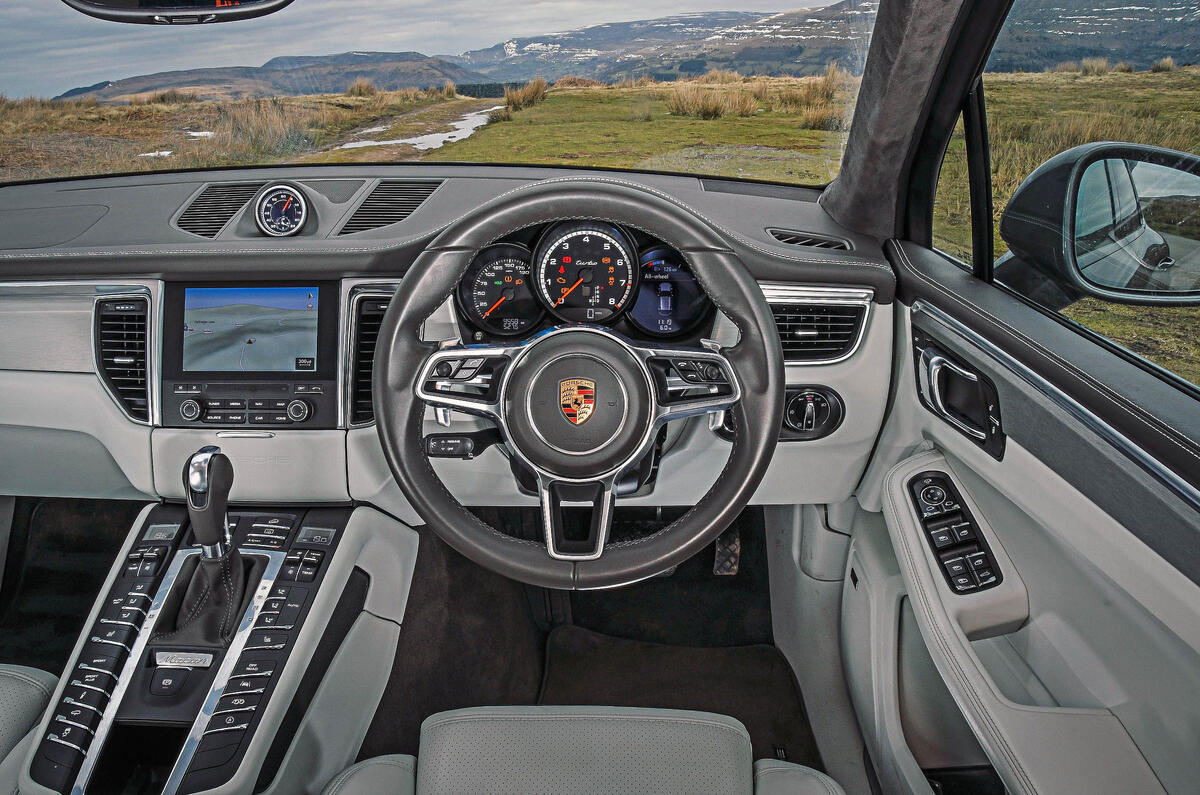 Alfa Romeo Stelvio vs Porsche Macan