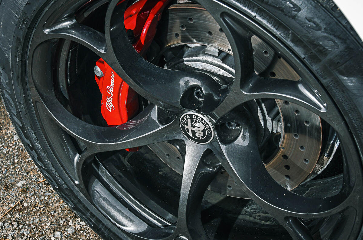 Alfa Romeo Stelvio vs Porsche Macan