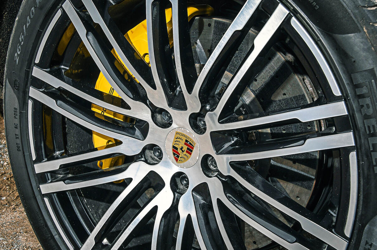 Alfa Romeo Stelvio vs Porsche Macan