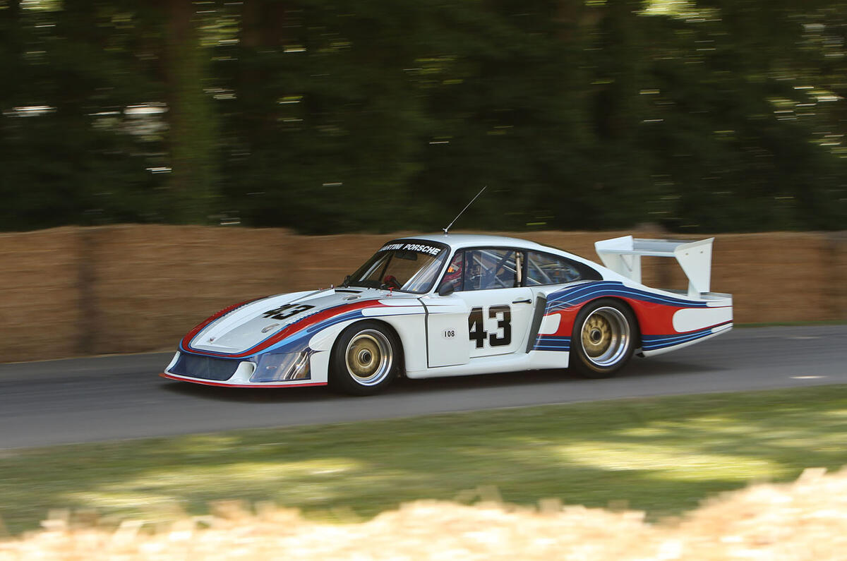 PORSCHE 935