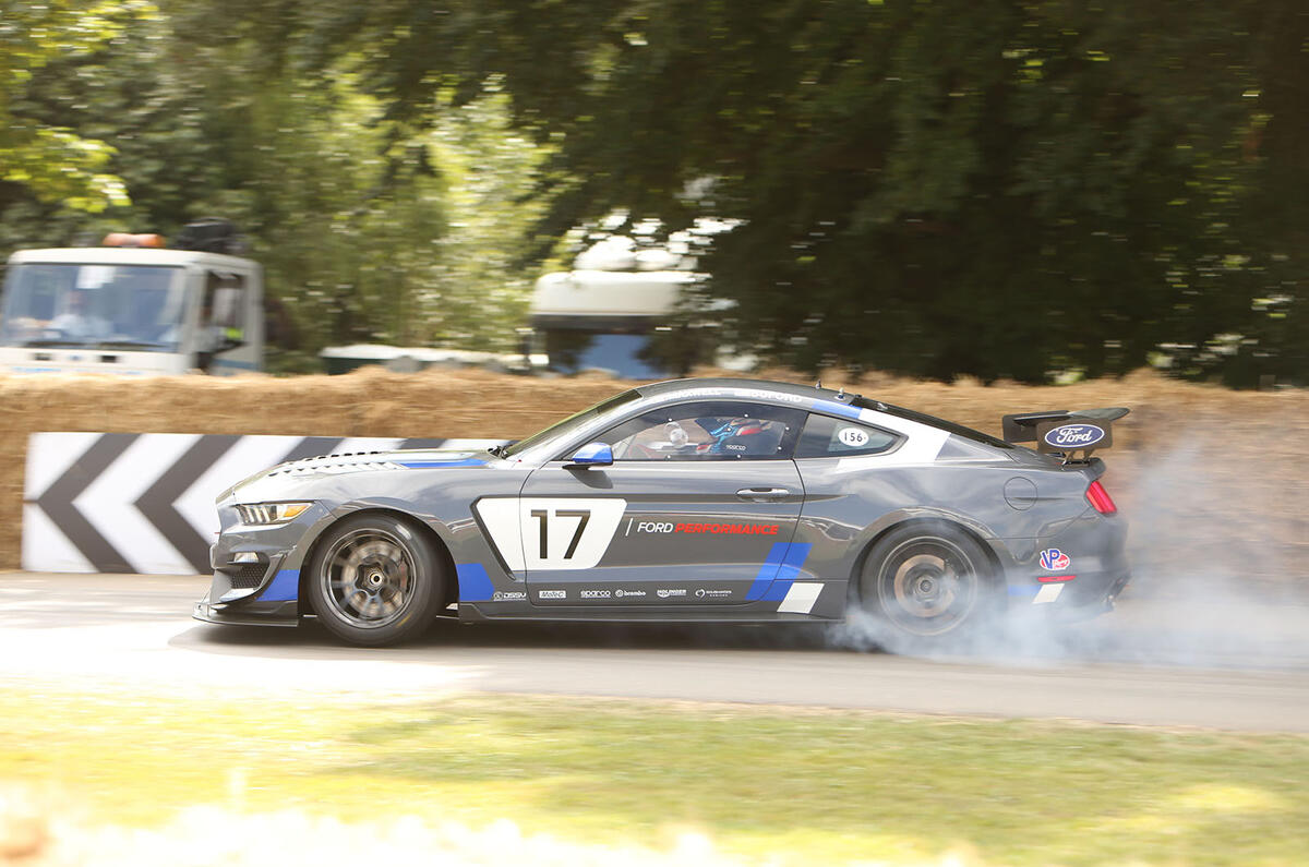 FORD MUSTANG GT4