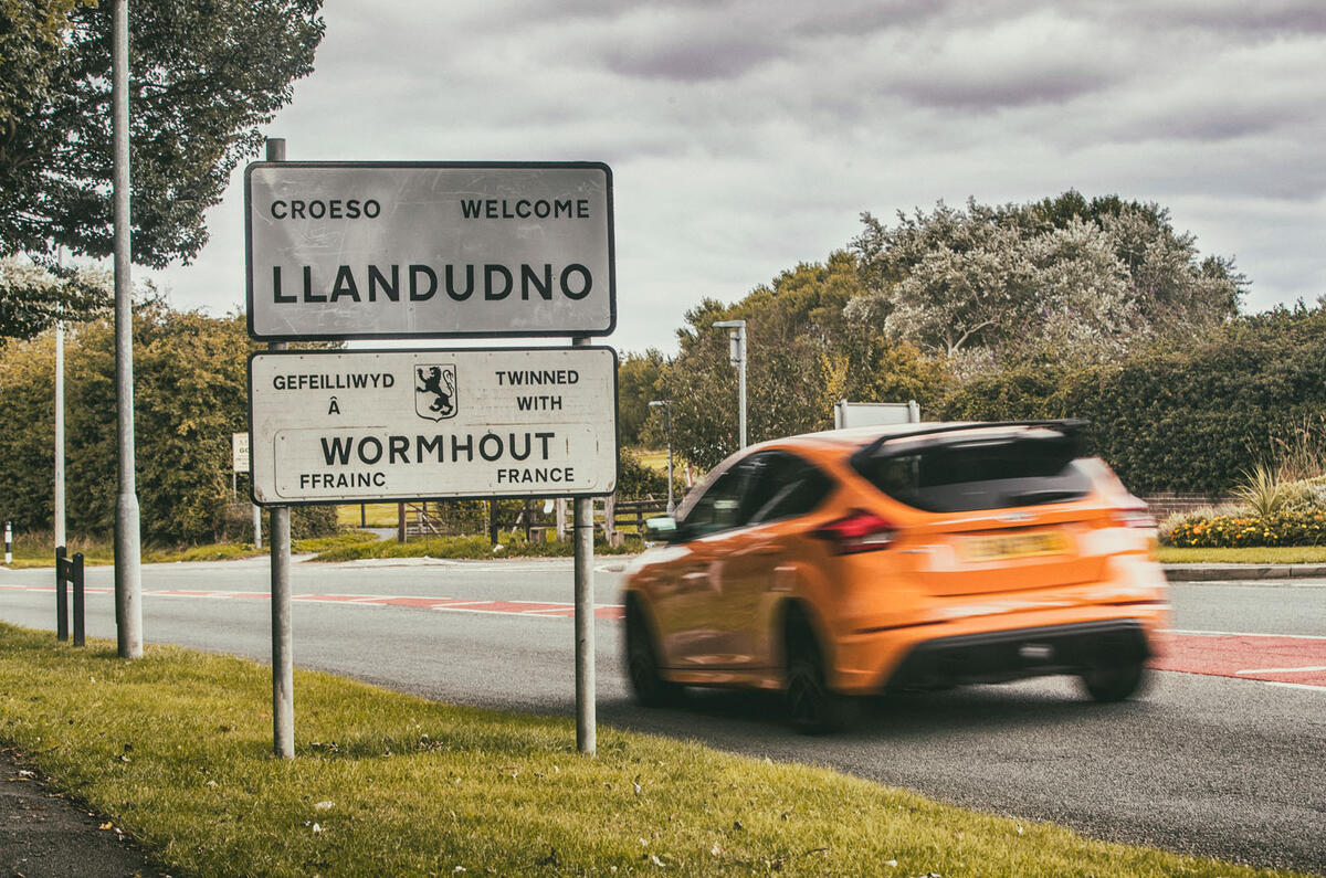 Alpine A110 vs Abarth 124 Spider vs Ford Focus RS