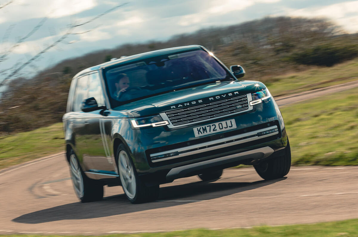 Range Rover 2023 front quarter tracking