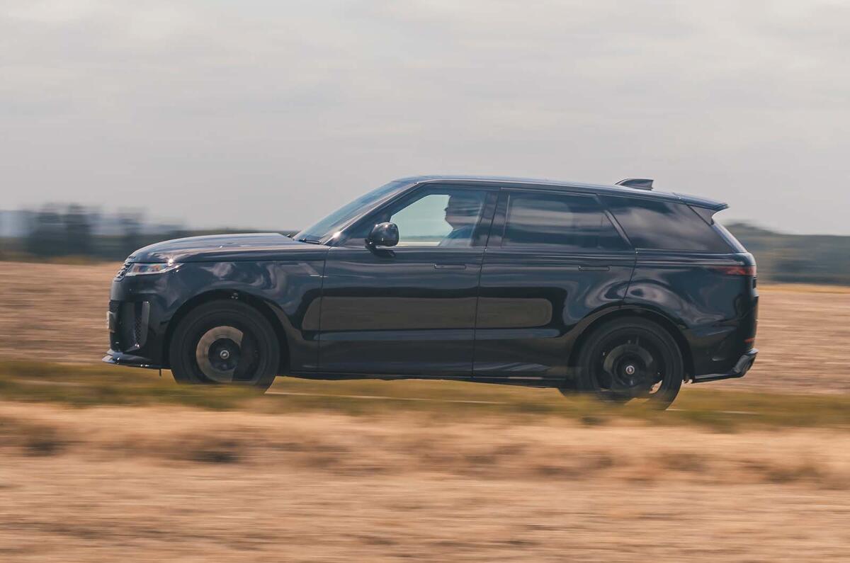 Range Rover Sport SV VS Porsche Cayenne E Hybrid Coupe RR side tracking