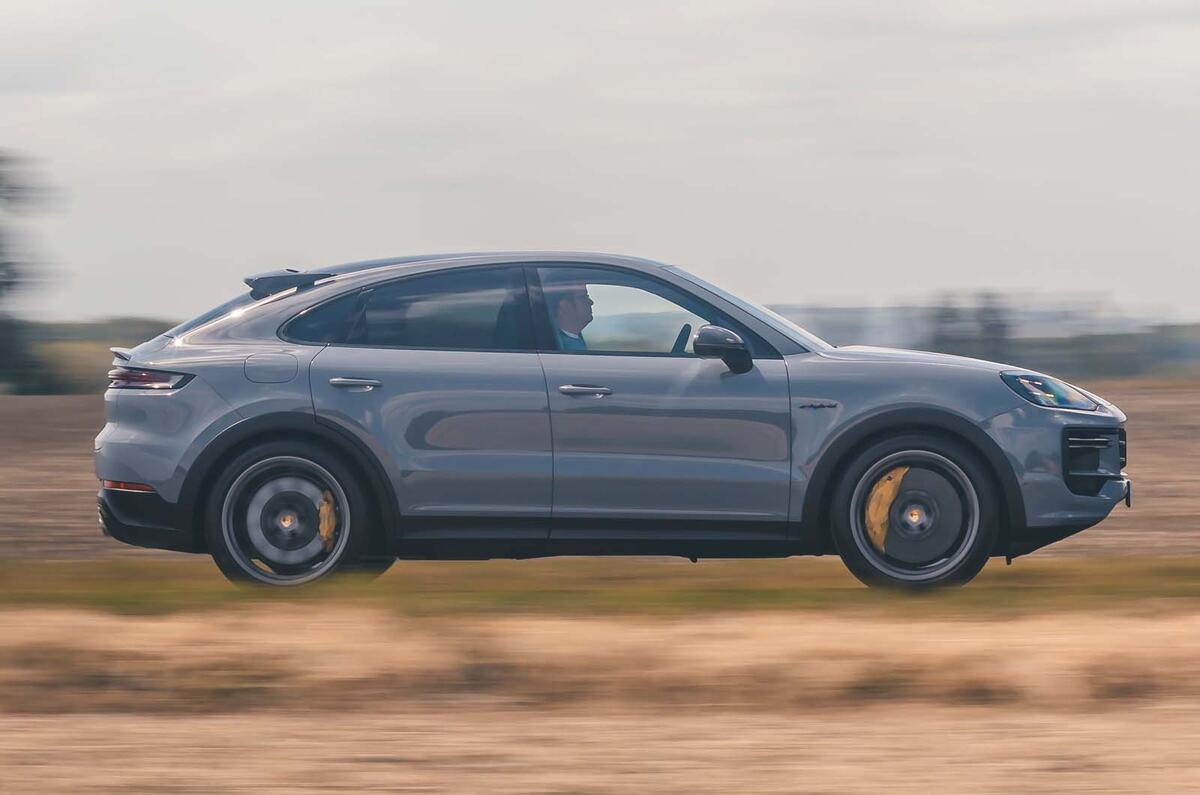 Range Rover Sport SV VS Porsche Cayenne E Hybrid side tracking PC