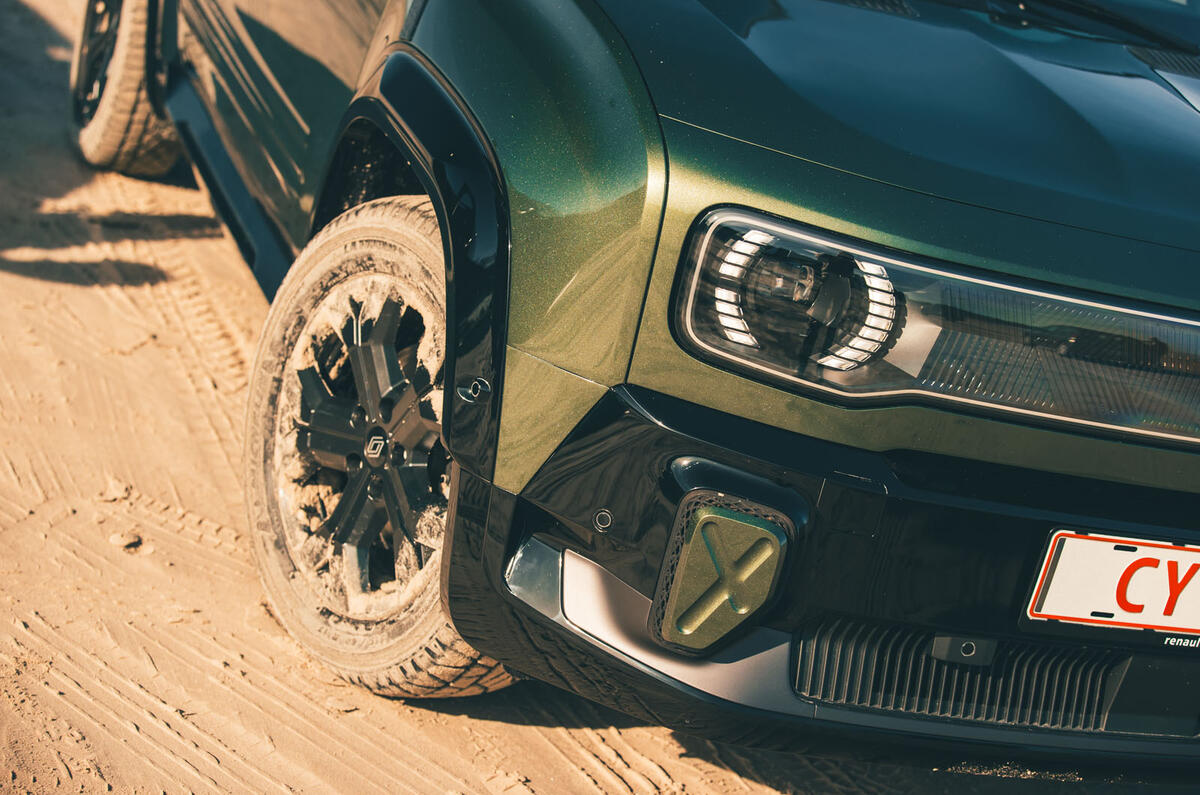 renault 4 savane 2025 jh front quarter detail