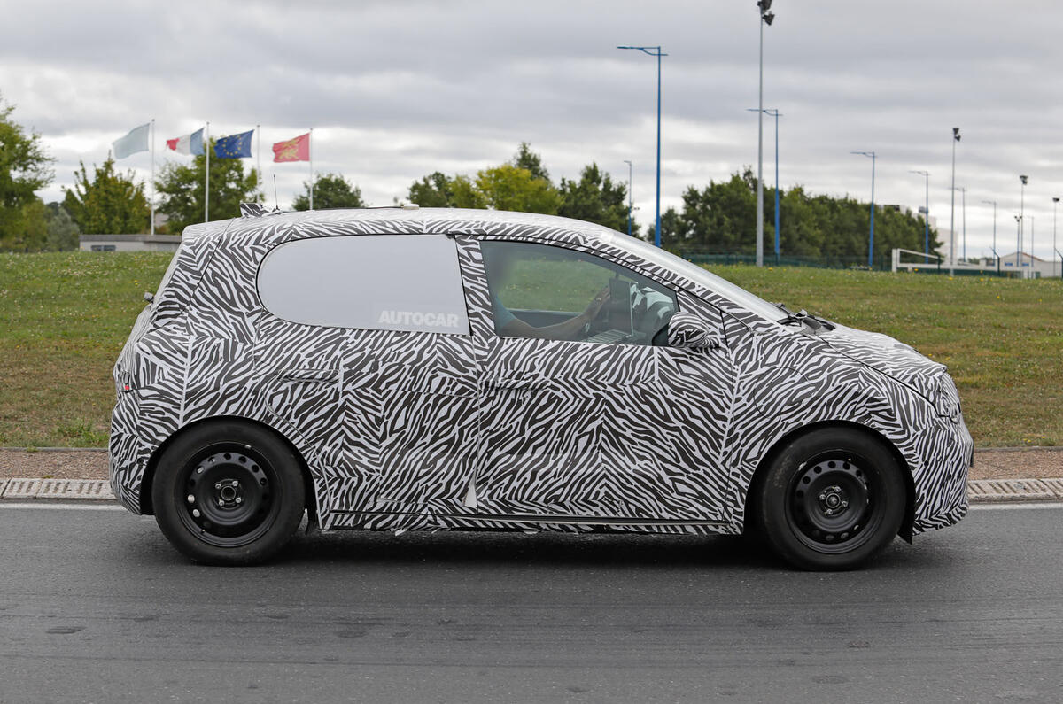 Renault Twingo camo side tracking Renault Twingo camo side tracking