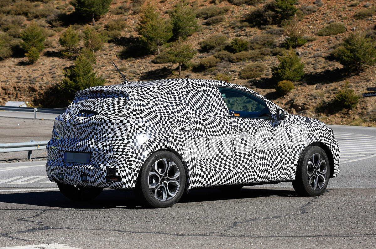 Renault Captur 2019 spied testing - side