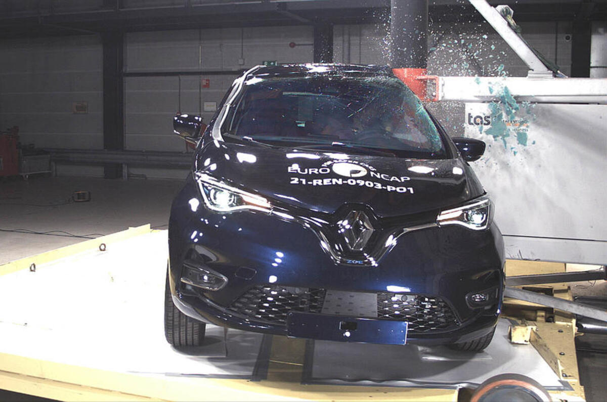renault zoe side pole impact test   dec 2021