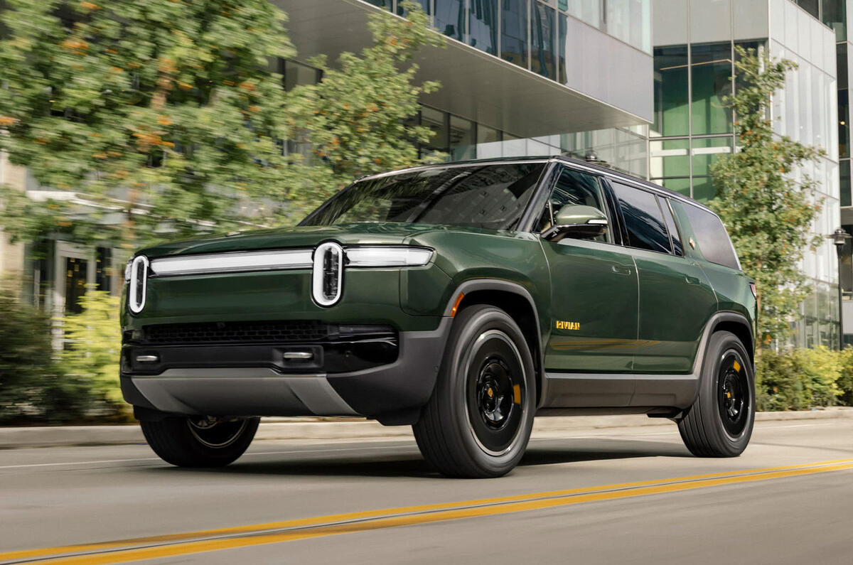 Rivian R1S front quarter tracking