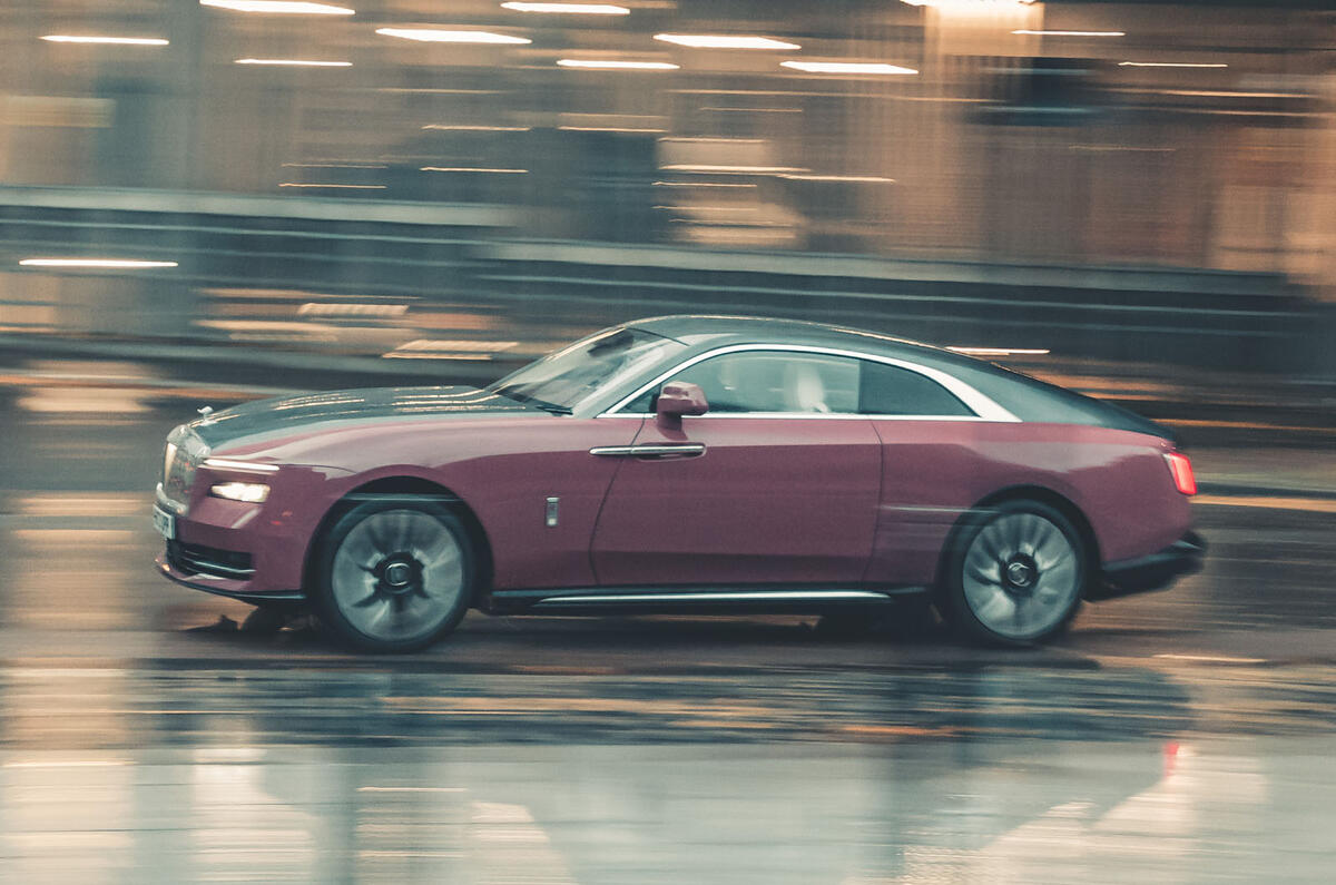 Rolls Royce Spectre 2023 side tracking Rolls Royce Spectre 2023 side tracking