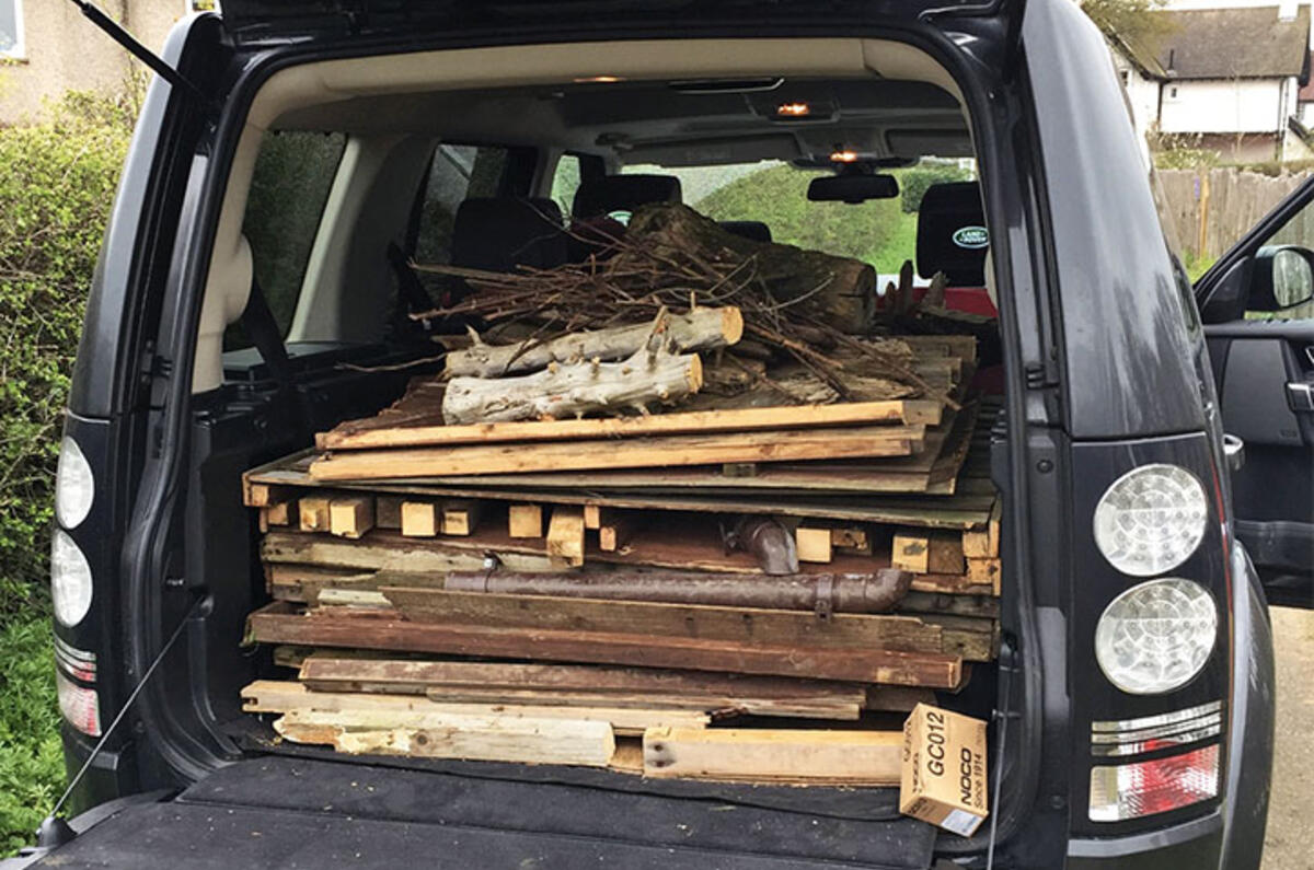 Land Rover Discovery 4 back Land Rover Discovery 4 back