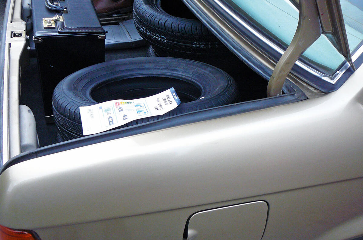 BMW 320 bootlid