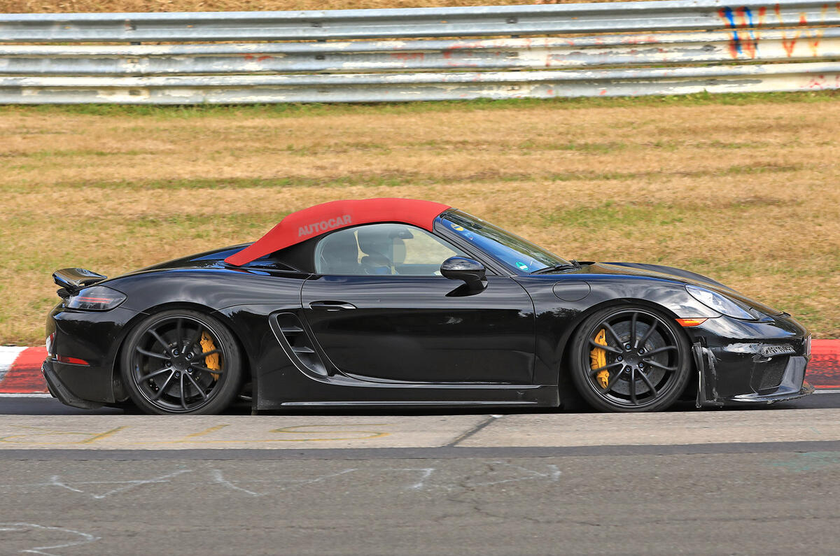 Porsche 718 Boxster Spyder: new pictures show bespoke roof setup
